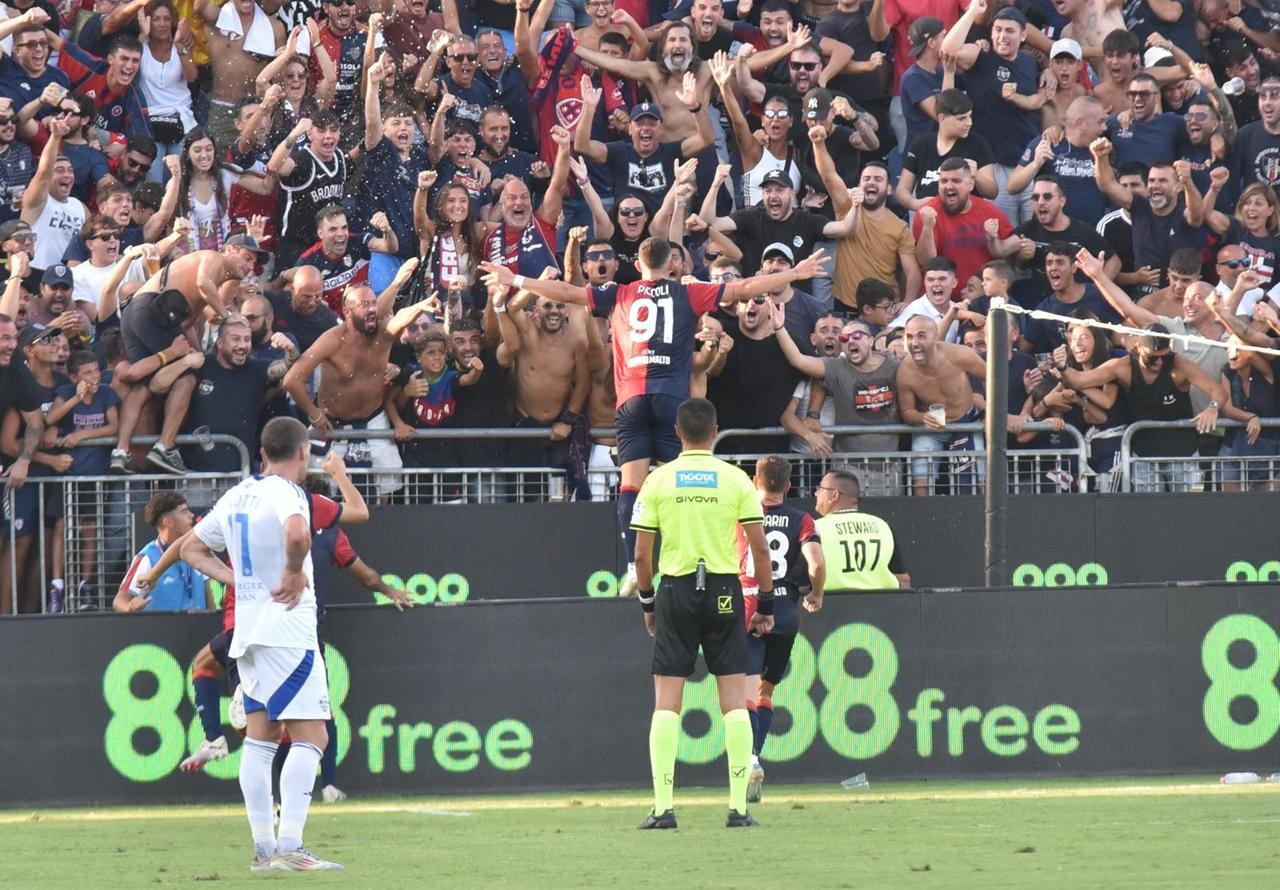 
	Piccoli festeggia il vantaggio del Cagliari (foto Mario Rosas)

