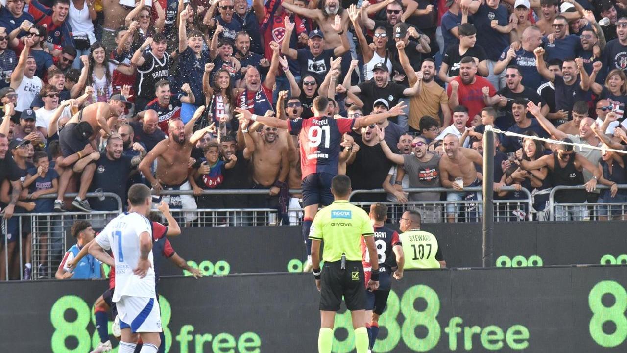 Piccoli festeggia il vantaggio del Cagliari (foto Mario Rosas)