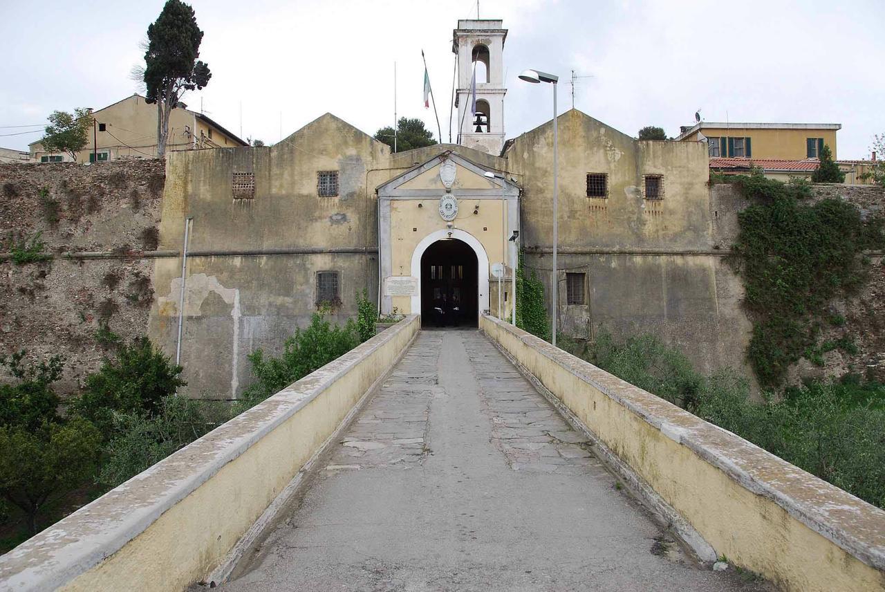
	L'ingresso del carcere di Porto Azzurro (foto Gi&ograve; Di Stefano)

