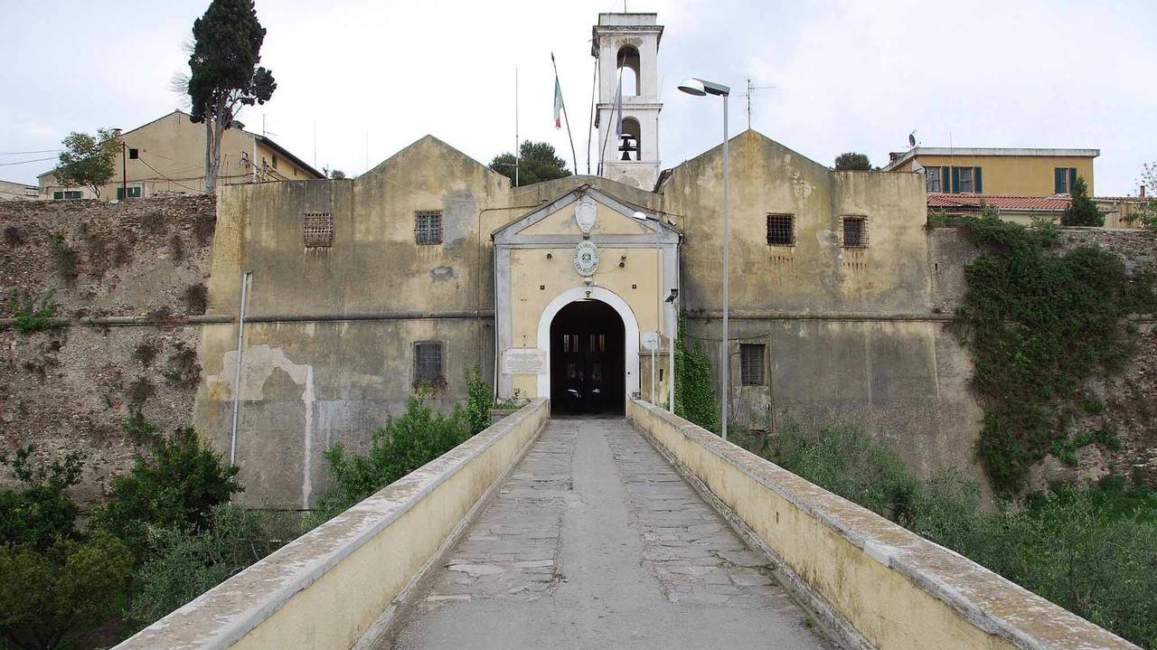 L'ingresso del carcere di Porto Azzurro (foto Giò Di Stefano)