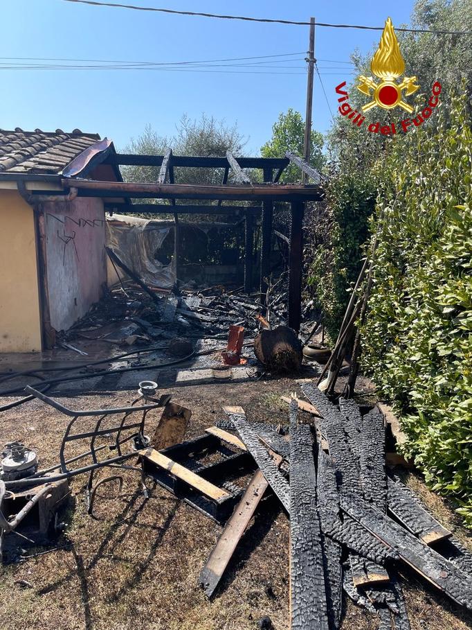 Garage in fiamme a Sant’Alessio, arrivano i pompieri