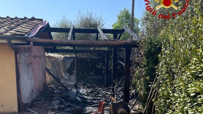 Garage in fiamme a Sant’Alessio, arrivano i pompieri