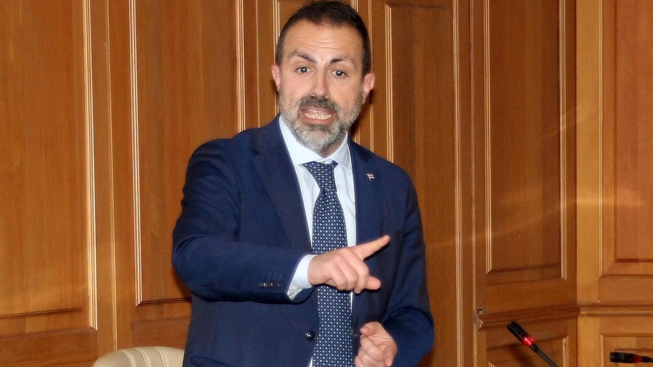 Alghero, in piazza una famiglia accampata. Michele Pais: «Vista indecorosa, mandiamoli via»