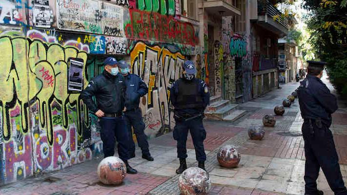 La polizia greca nel quartiere Exarchia di Atene