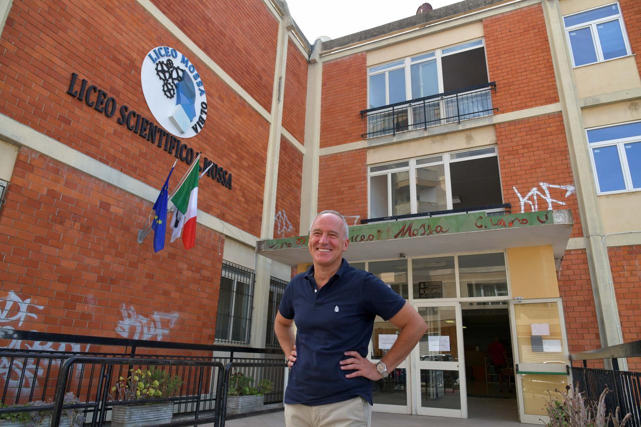 
	Il preside Gigi Antolini davanti al "suo" liceo Mossa (foto di Vanna Sanna)


