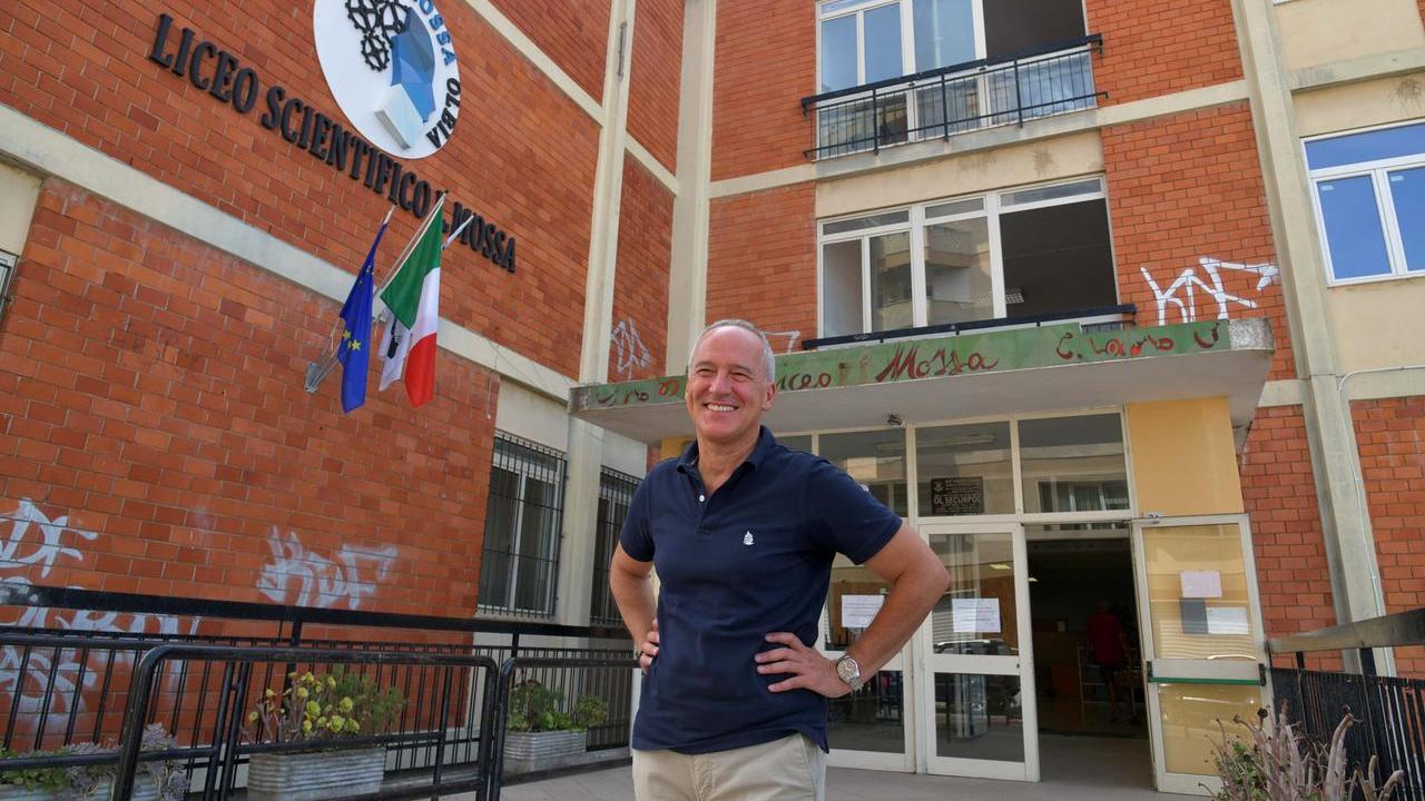 Il preside Gigi Antolini davanti al "suo" liceo Mossa (foto di Vanna Sanna)