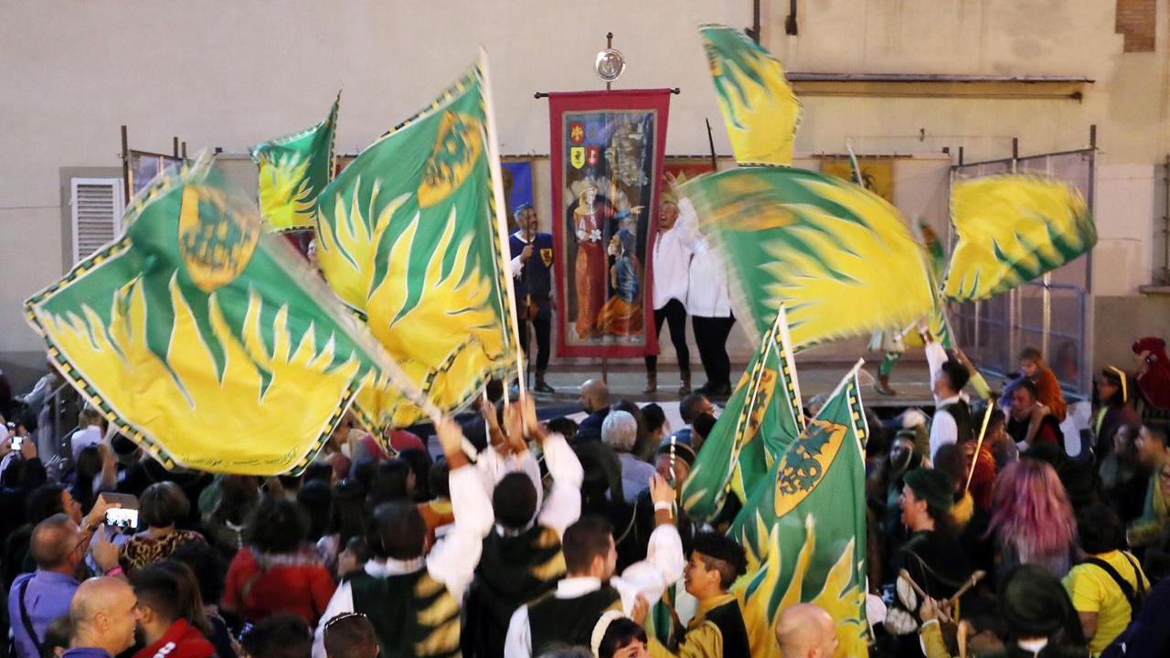 Pescia, San Michele scalda i suoi arcieri. «Trasmettiamo valori e rispetto, il Rione è un punto d’incontro»