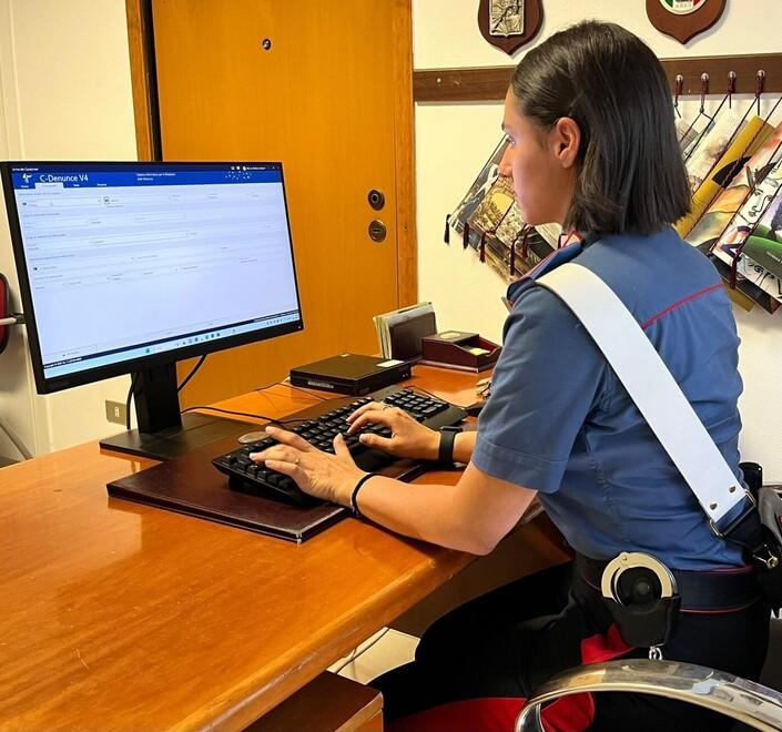 Con la tecnica dell’abbraccio ruba collana da 1500 euro a un anziano