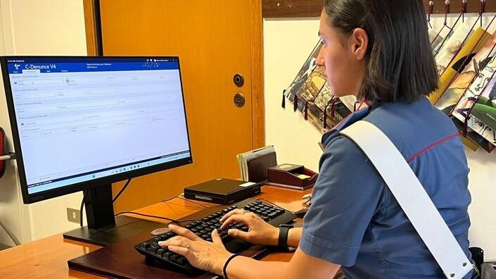 Con la tecnica dell’abbraccio ruba collana da 1500 euro a un anziano