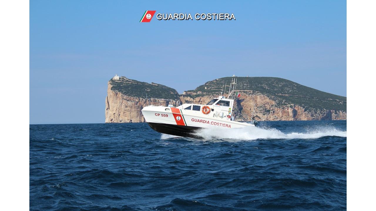 Alghero, gommone si avvicina troppo a Punta Giglio e si incaglia nel basso fondale
