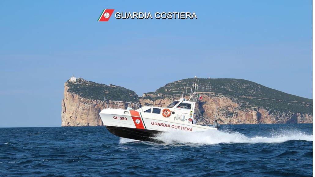 Alghero, gommone si avvicina troppo a Punta Giglio e si incaglia nel basso fondale