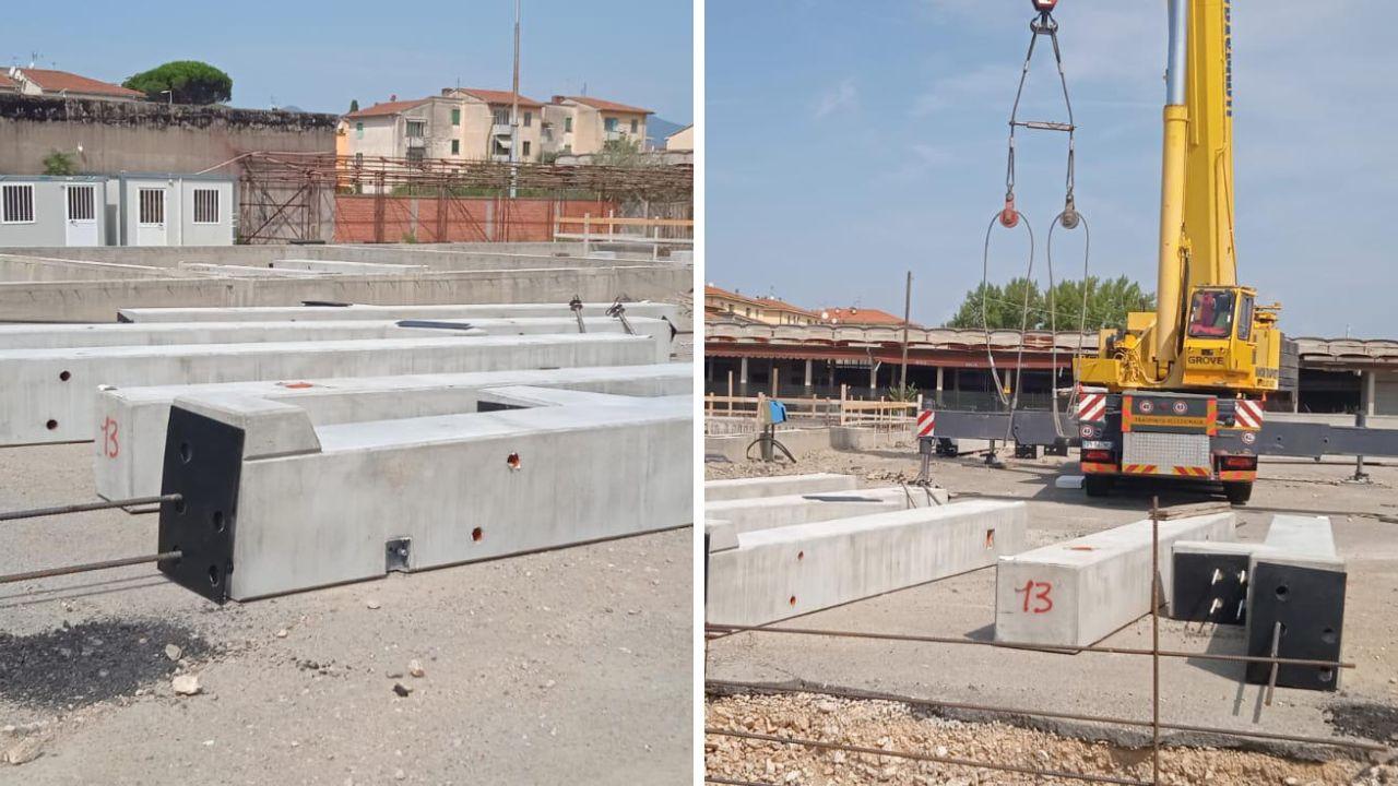 La gru al lavoro e le strutture prefabbricate che sono state trasportate in città