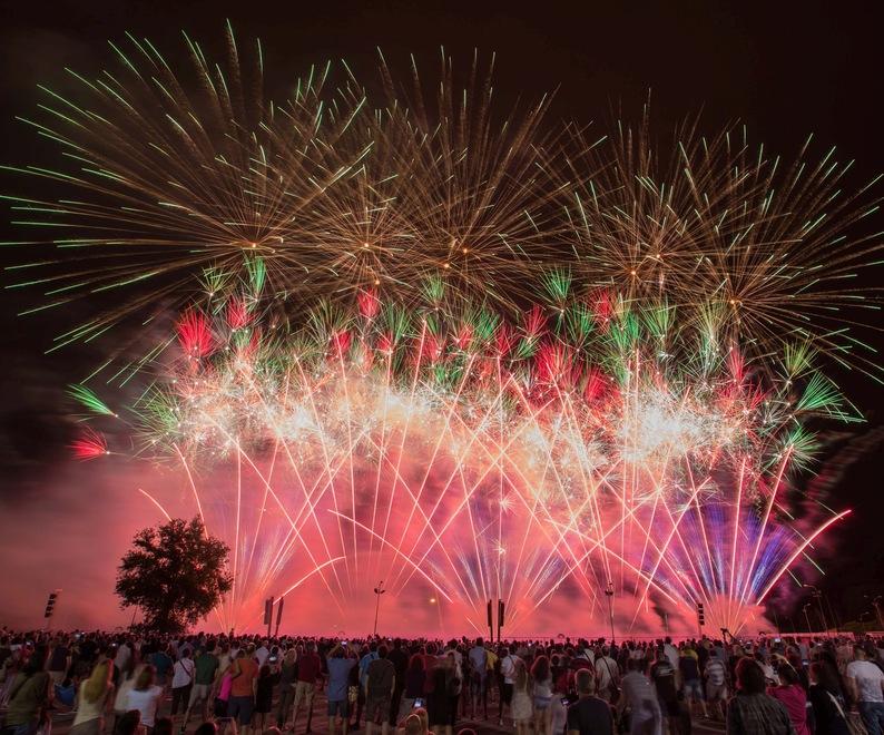 Guidetti e fuochi danzanti alla Festa dell’Unità Dalle 20.30 il dibattito con Carlo Calenda