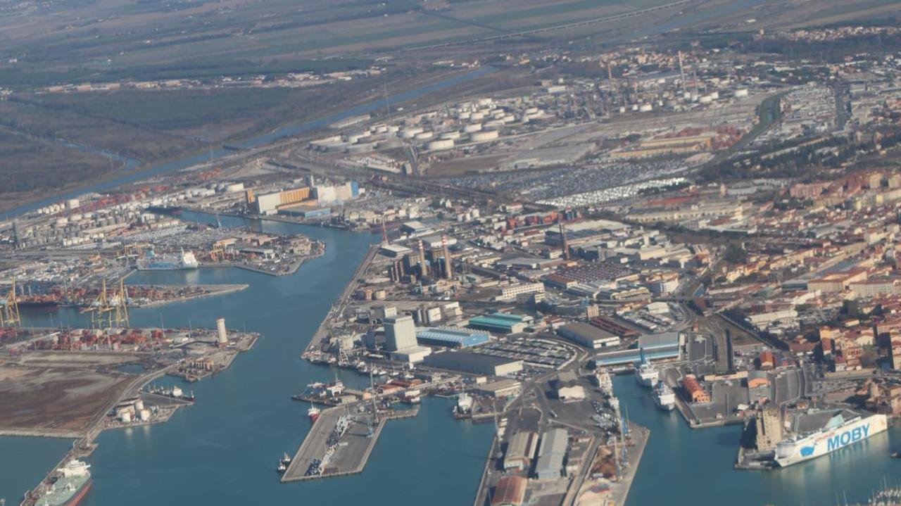 Una foto panoramica del porto di Livorno (foto d’archivio)