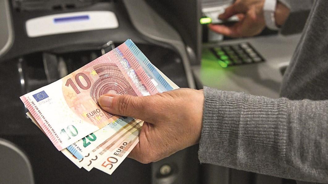 L’amore per il contante: l’uso del cash è trasversale per età, professione e titoli