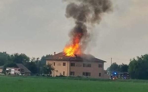 Maltempo, fulmine colpisce il tetto di un’osteria di Granarolo che va a fuoco