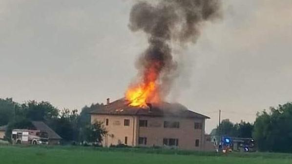 Maltempo, fulmine colpisce il tetto di un’osteria di Granarolo che va a fuoco