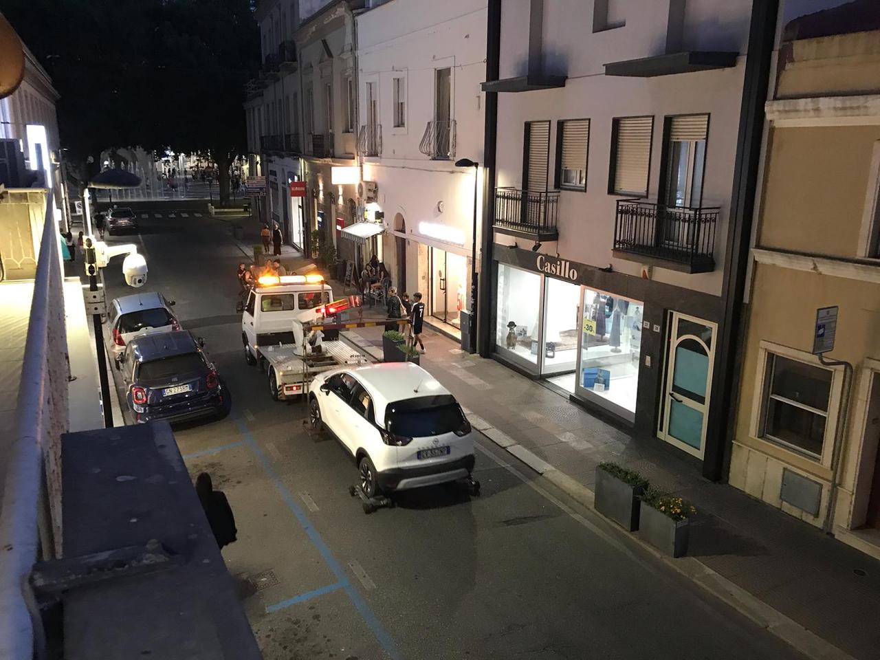 Oristano, sotto le stelle non solo shopping: multe e carro attrezzi