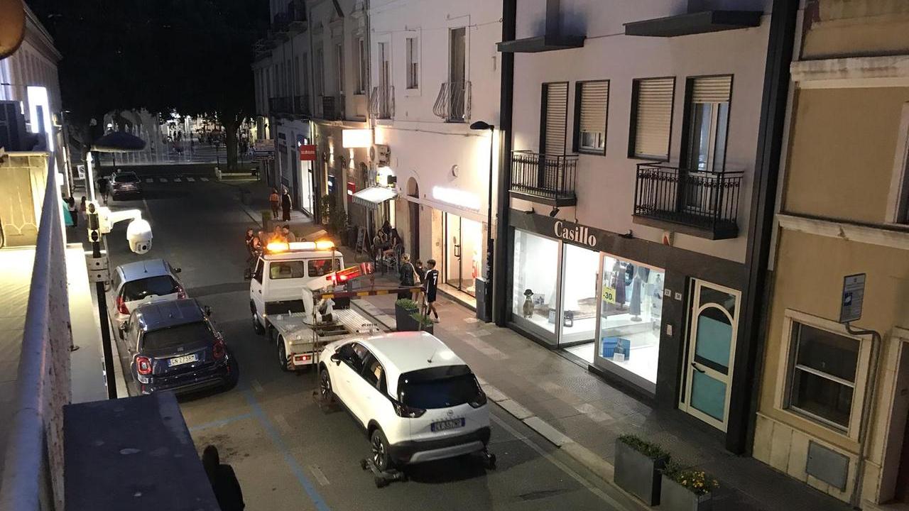 Oristano, sotto le stelle non solo shopping: multe e carro attrezzi