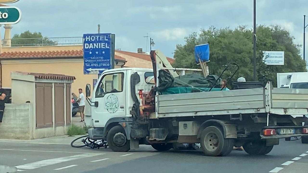 Olbia, bici contro camioncino: ciclista ferito