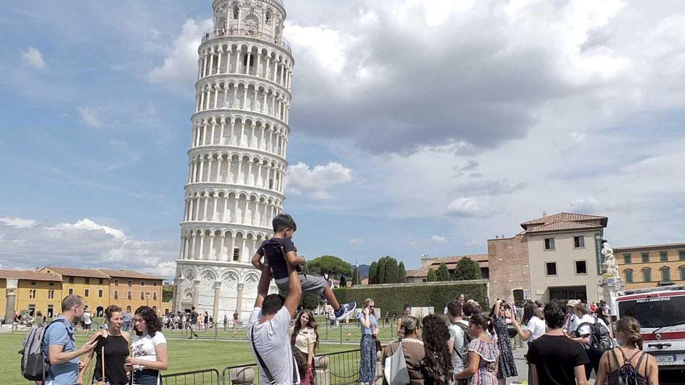 
	Turisti in piazza Duomo


