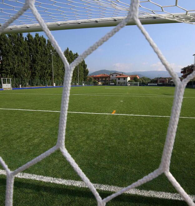 Un’immagine del campo sportivo Loik di Monsummano che ha inaugurato il terreno in erba sintetica nel 2016 (foto Nucci)