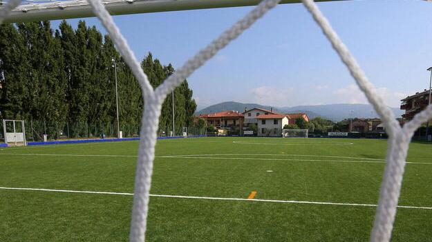 Un’immagine del campo sportivo Loik di Monsummano che ha inaugurato il terreno in erba sintetica nel 2016 (foto Nucci)