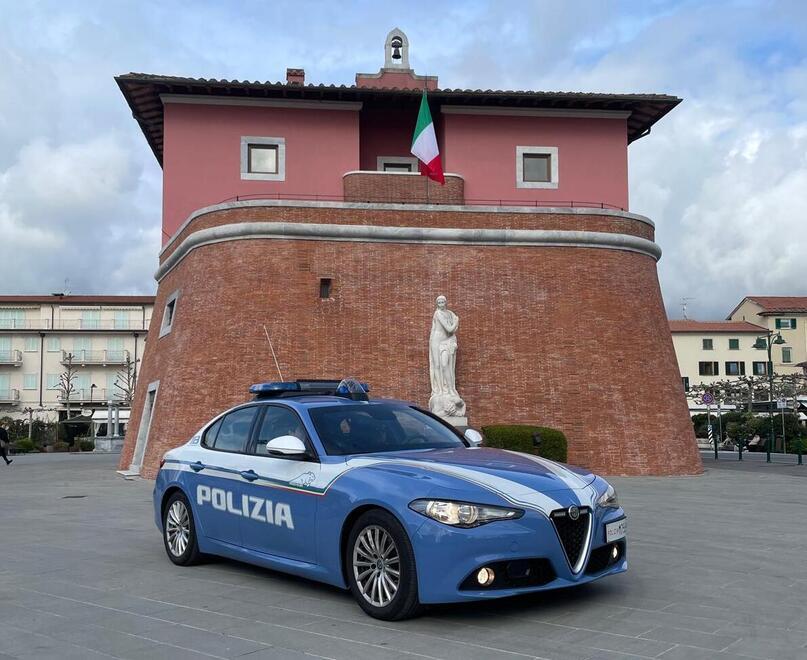 Una pattuglia della Polizia davanti al Fortino