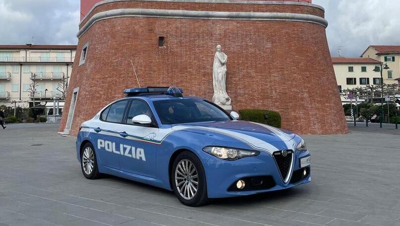 Una pattuglia della Polizia davanti al Fortino