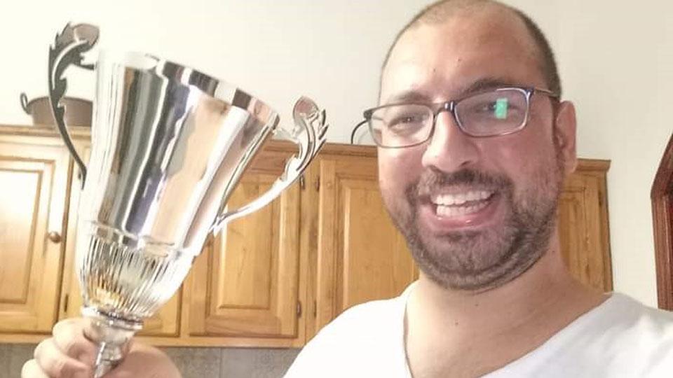 
	Giovanni Di Meo con uno dei trofei vinti nel corso della sua lunga carriera amatoriale

