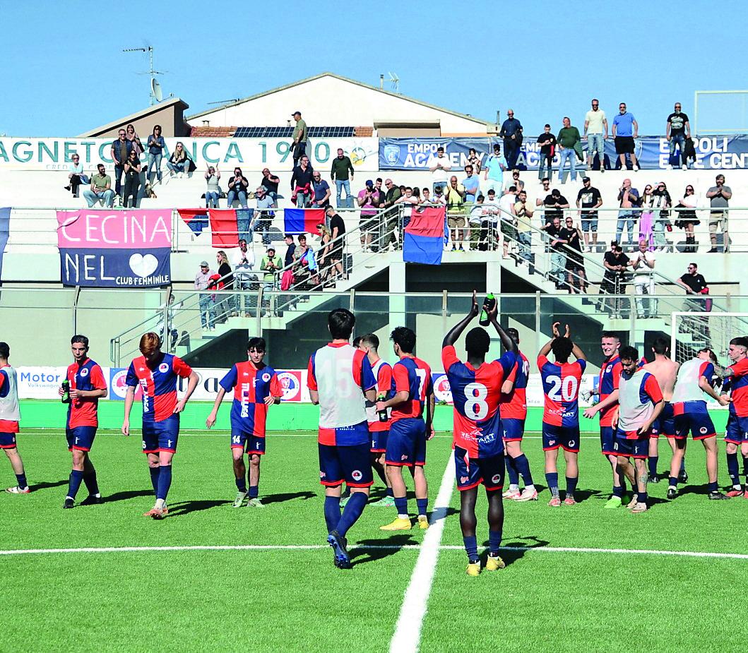 
	<br />
	I giocatori del Cecina salutano il pubblico (foto Michele Falorni/Silvi)

