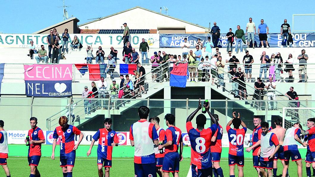 <br />
	I giocatori del Cecina salutano il pubblico (foto Michele Falorni/Silvi)