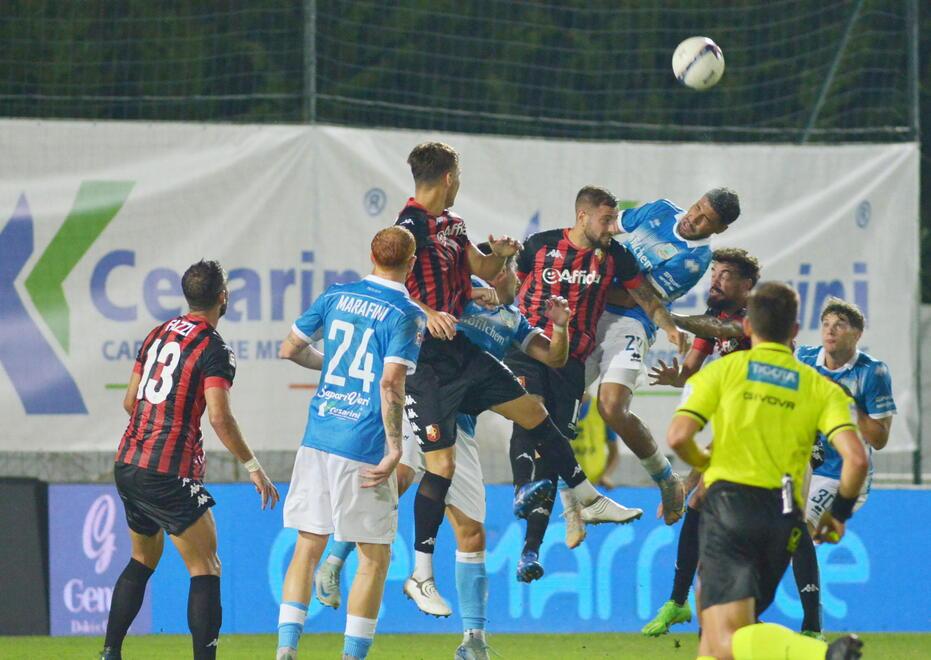 Un momento della partita tra Lucchese e Pineto