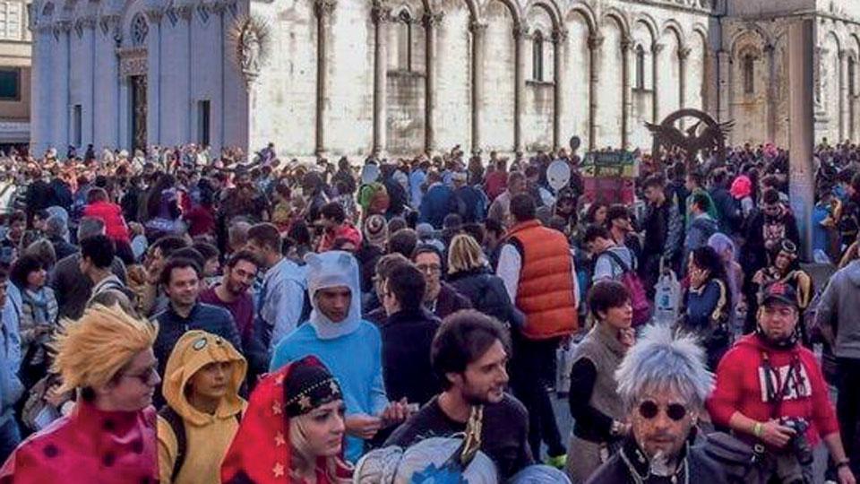 In alto un’immagine di piazza San Michele piena di gente durante i Comics