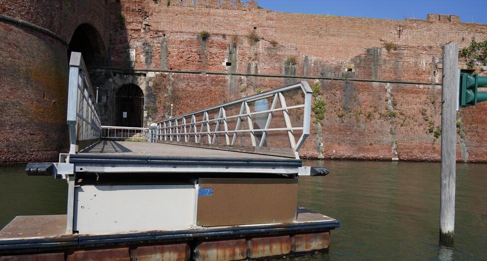 Sul mare di Livorno il ponte mobile della discordia, la rabbia del popolo delle barchettei: «Va rimosso»<br>
