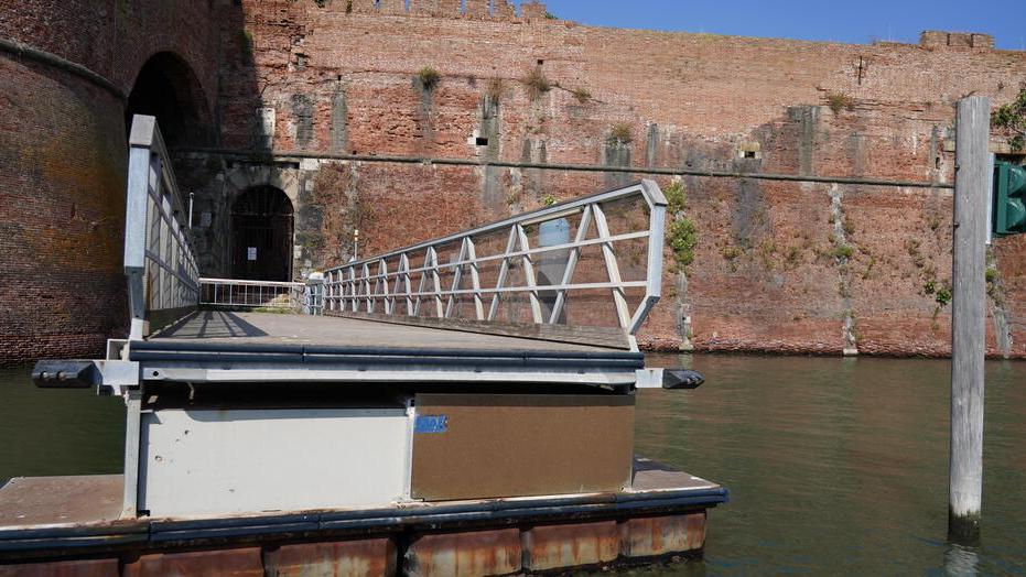 Sul mare di Livorno il ponte mobile della discordia, la rabbia del popolo delle barchettei: «Va rimosso»<br type="_moz" />