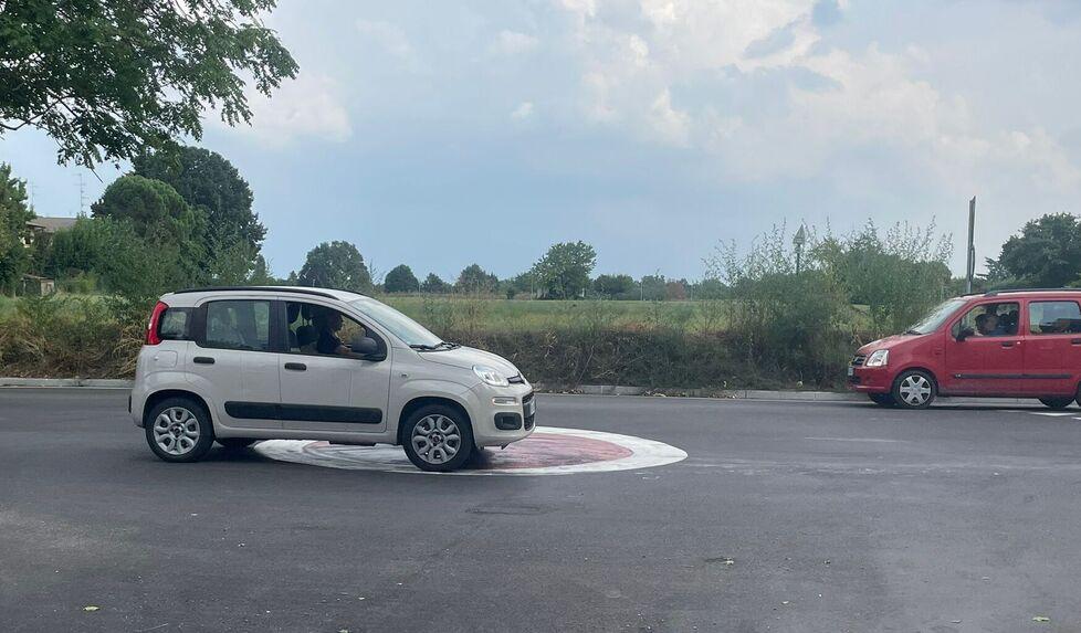 Le due mini rotonde di Rivalta: «Tutti “tirano dritto”, è pericoloso»
