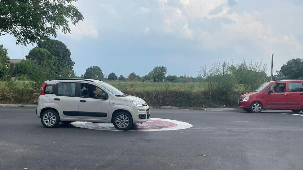 Le due mini rotonde di Rivalta: «Tutti “tirano dritto”, è pericoloso»