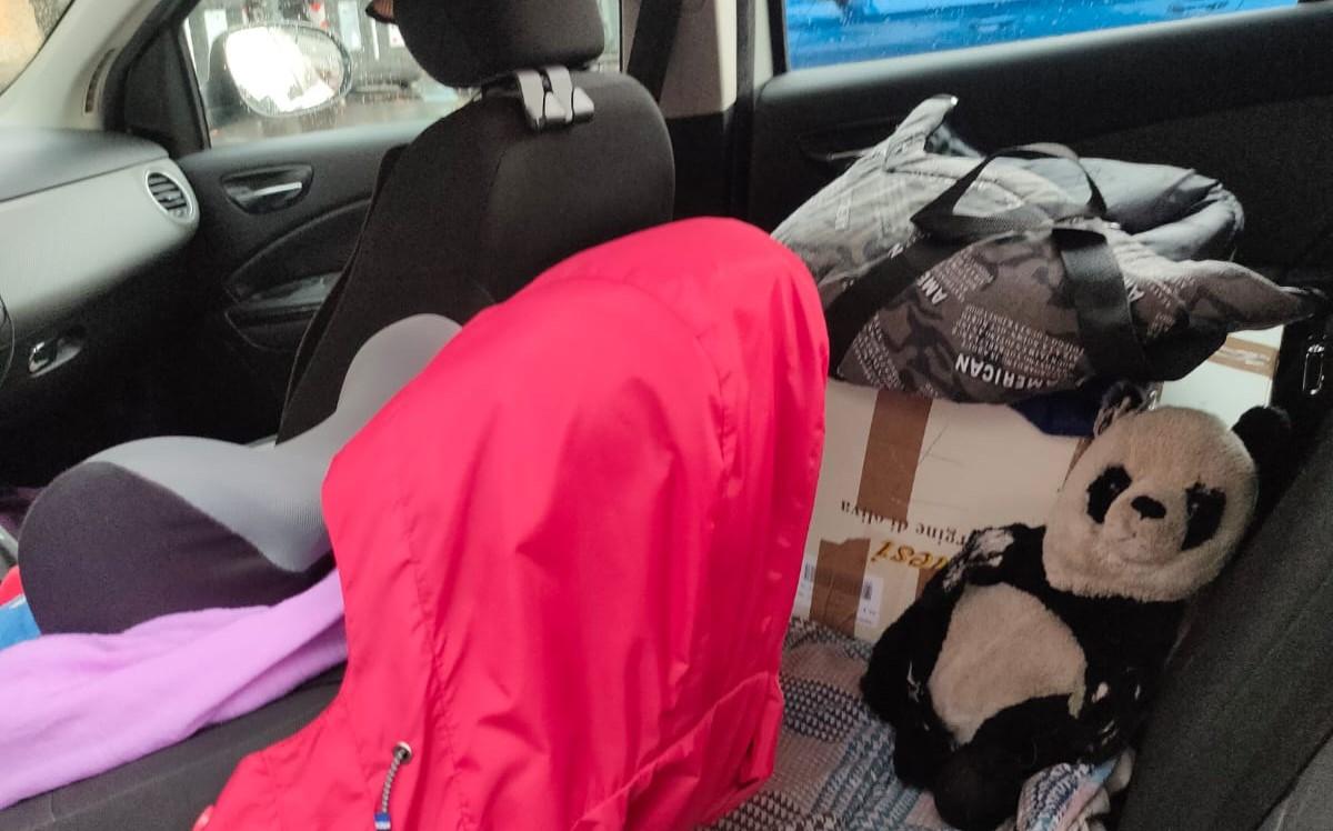 Lavora ma è senza casa: «Da 10 giorni dormo in auto con il mio cane»