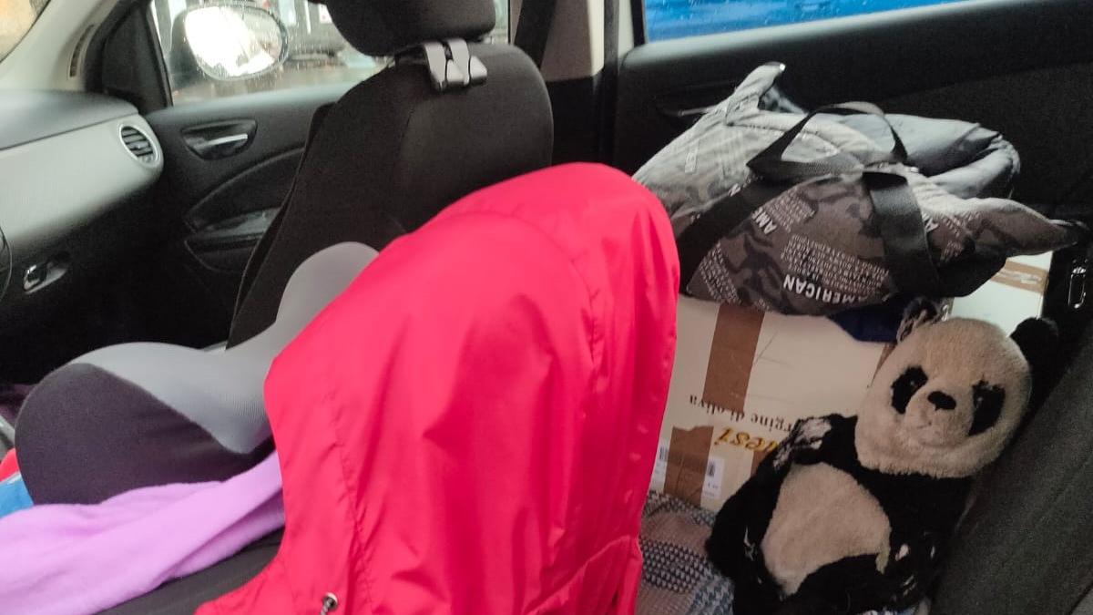 Lavora ma è senza casa: «Da 10 giorni dormo in auto con il mio cane»