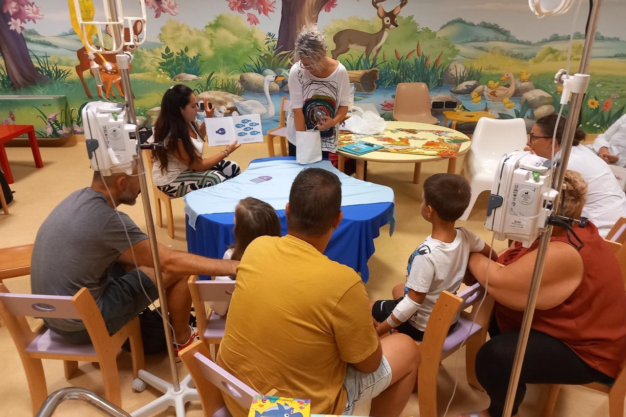 Libri donati al reparto pediatrico dell’ospedale di Cona: “Iniziativa che aiuta”