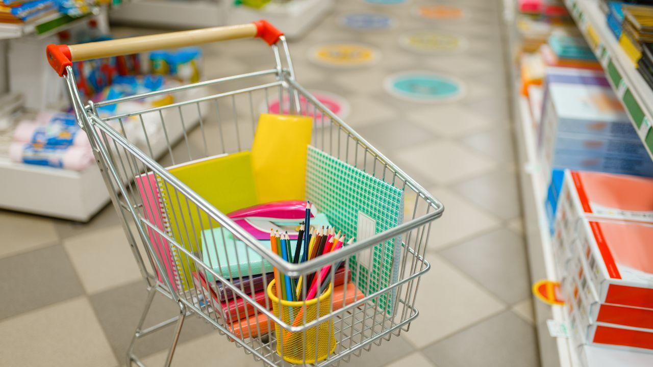 Caro scuola e inflazione, famiglie sempre più in difficoltà. Il cartolaio: «Si salva chi ha i nonni, libri e zaini si comprano con la pensione»