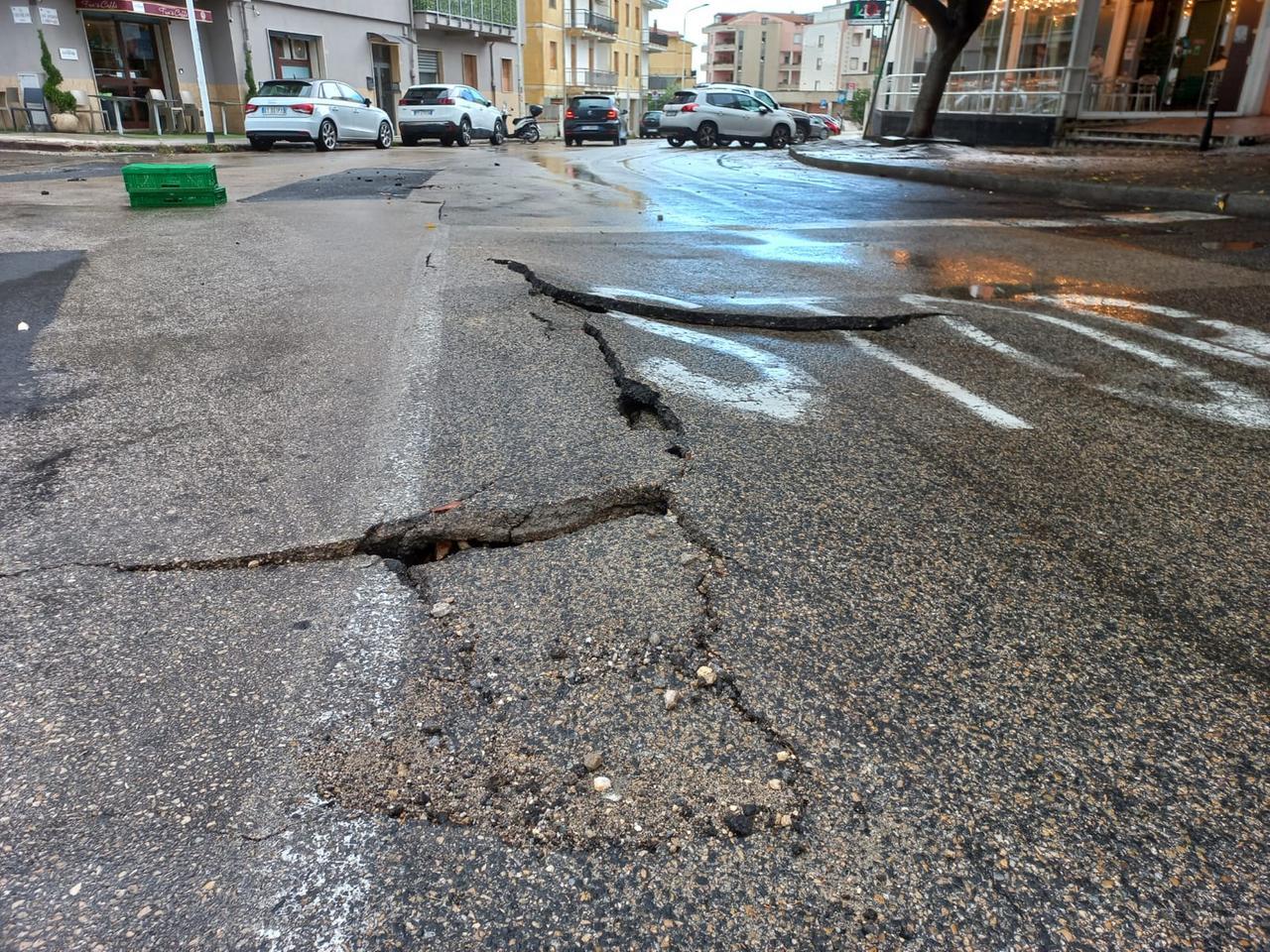 
	Il manto di asfalto di via Forlanini&nbsp;che non ha retto al temporale <em>(foto Mauro Chessa)</em>

