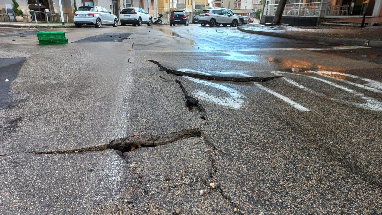 Il manto di asfalto di via Forlanini che non ha retto al temporale <em>(foto Mauro Chessa)</em>