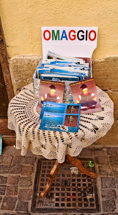 Oristano, in corso Umberto spuntano le “vecchie” cartoline: «Un omaggio per i turisti»