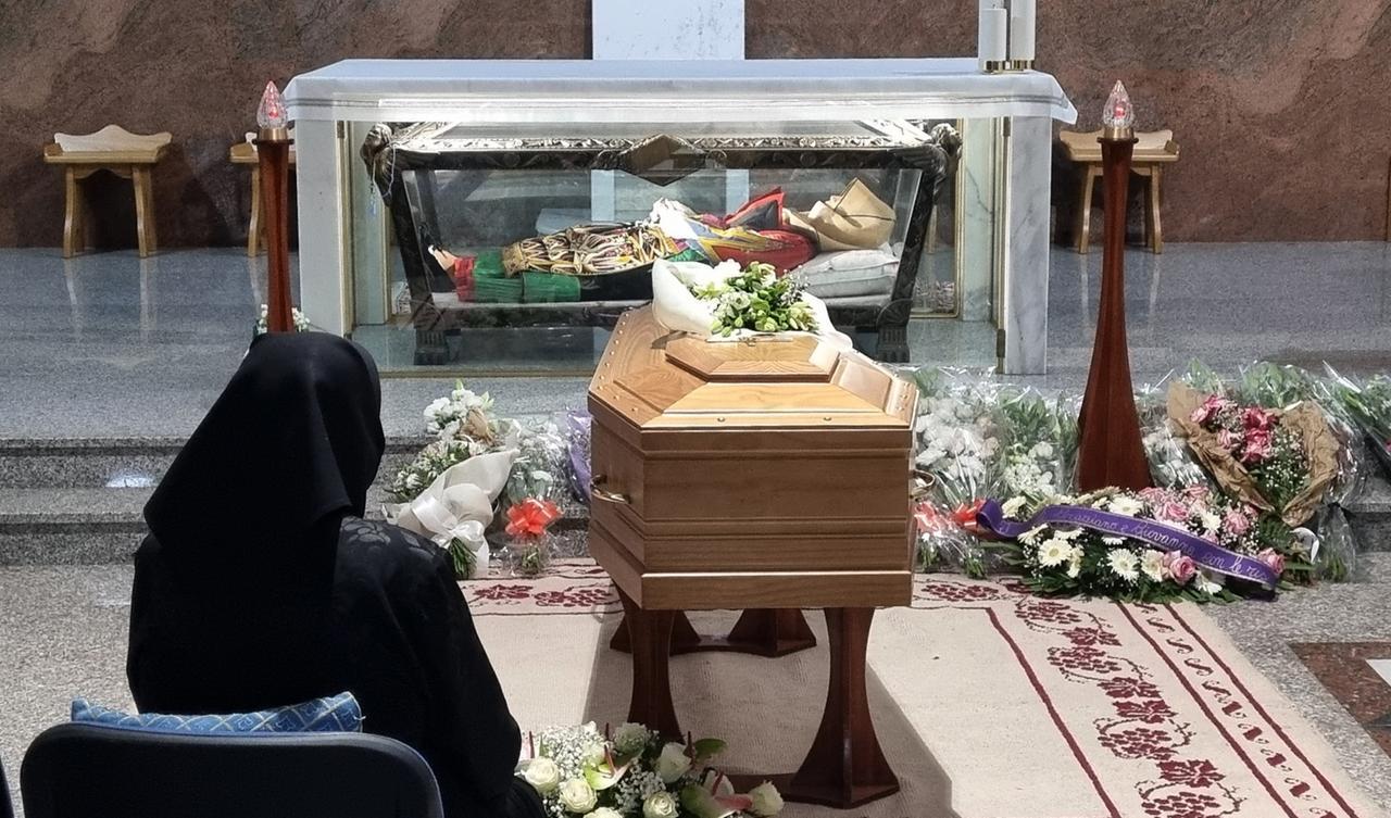 
	La bara di tzia Annedda Castangia accanto all'amica beata Antonia Mesina (foto Massimo Locci)

