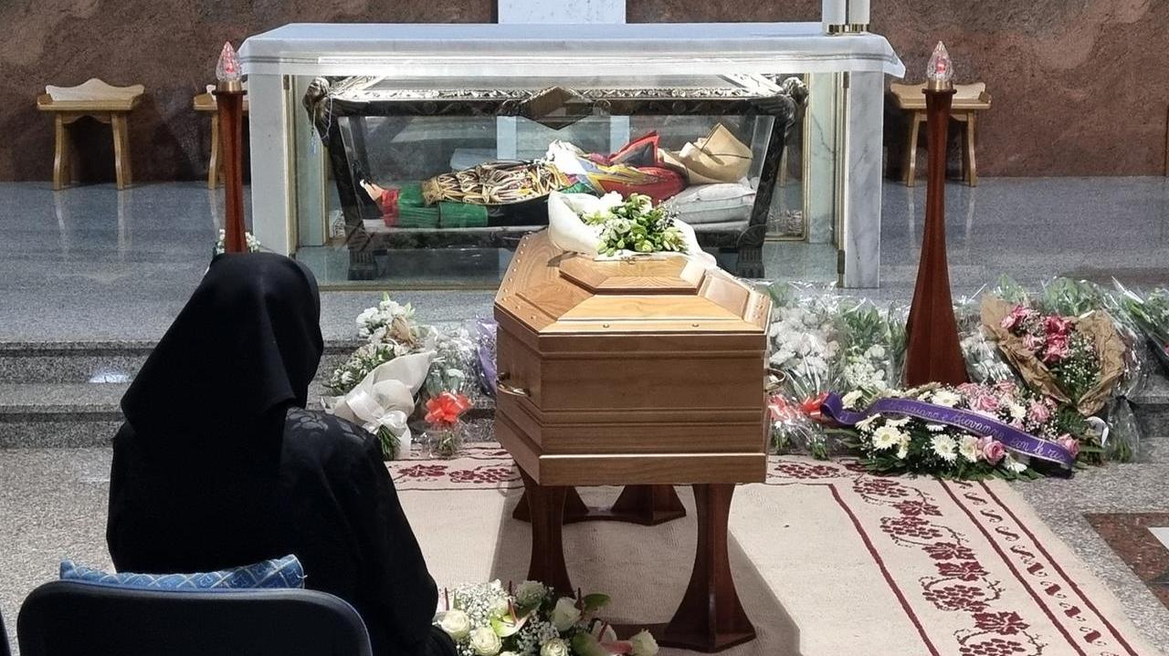 La bara di tzia Annedda Castangia accanto all'amica beata Antonia Mesina (foto Massimo Locci)