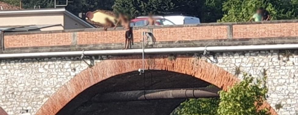 Lucca, il folle "gioco" dei tuffi dal ponte: ragazzini scavalcano il parapetto e si lanciano nel fiume