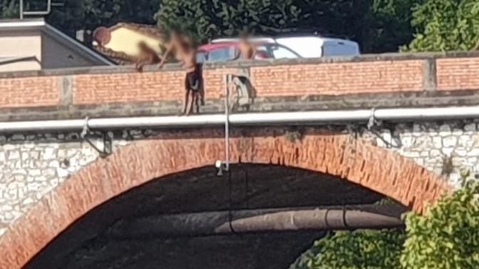 Lucca, il folle "gioco" dei tuffi dal ponte: ragazzini scavalcano il parapetto e si lanciano nel fiume