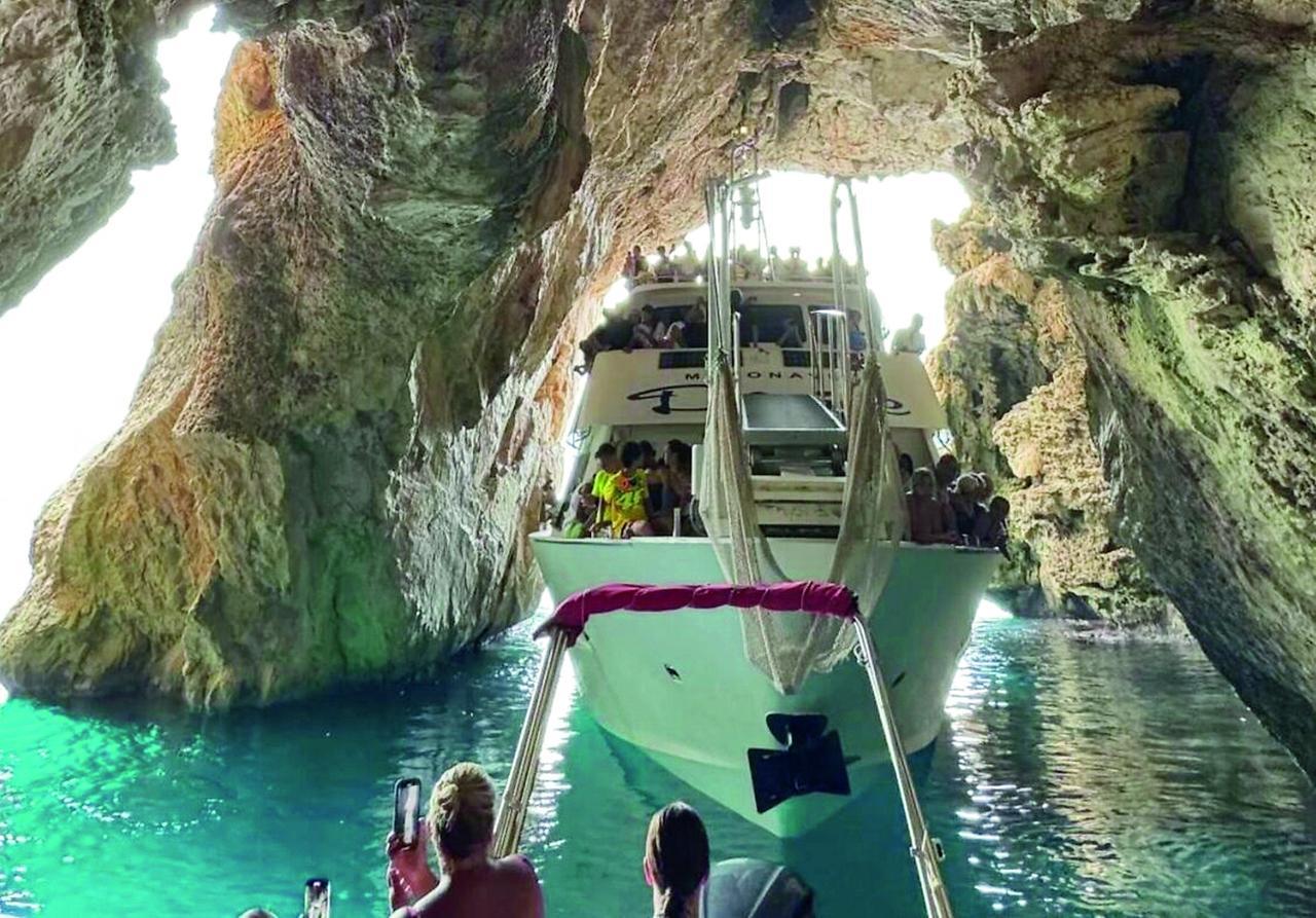 Motonave nelle grotte a Baunei, l'armatore: «Lo faccio da decenni, come tutti e non c’è nessun rischio»